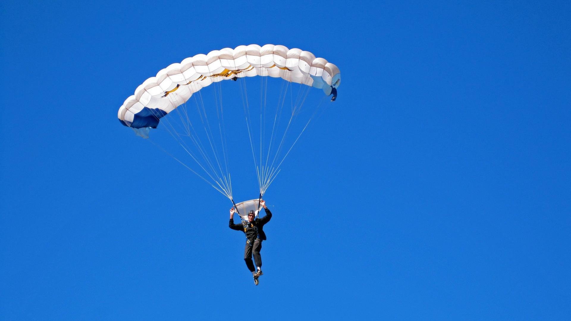 AYX GAME-“三叉湖赛场上的滚球对决，选手挑战极限精准度”