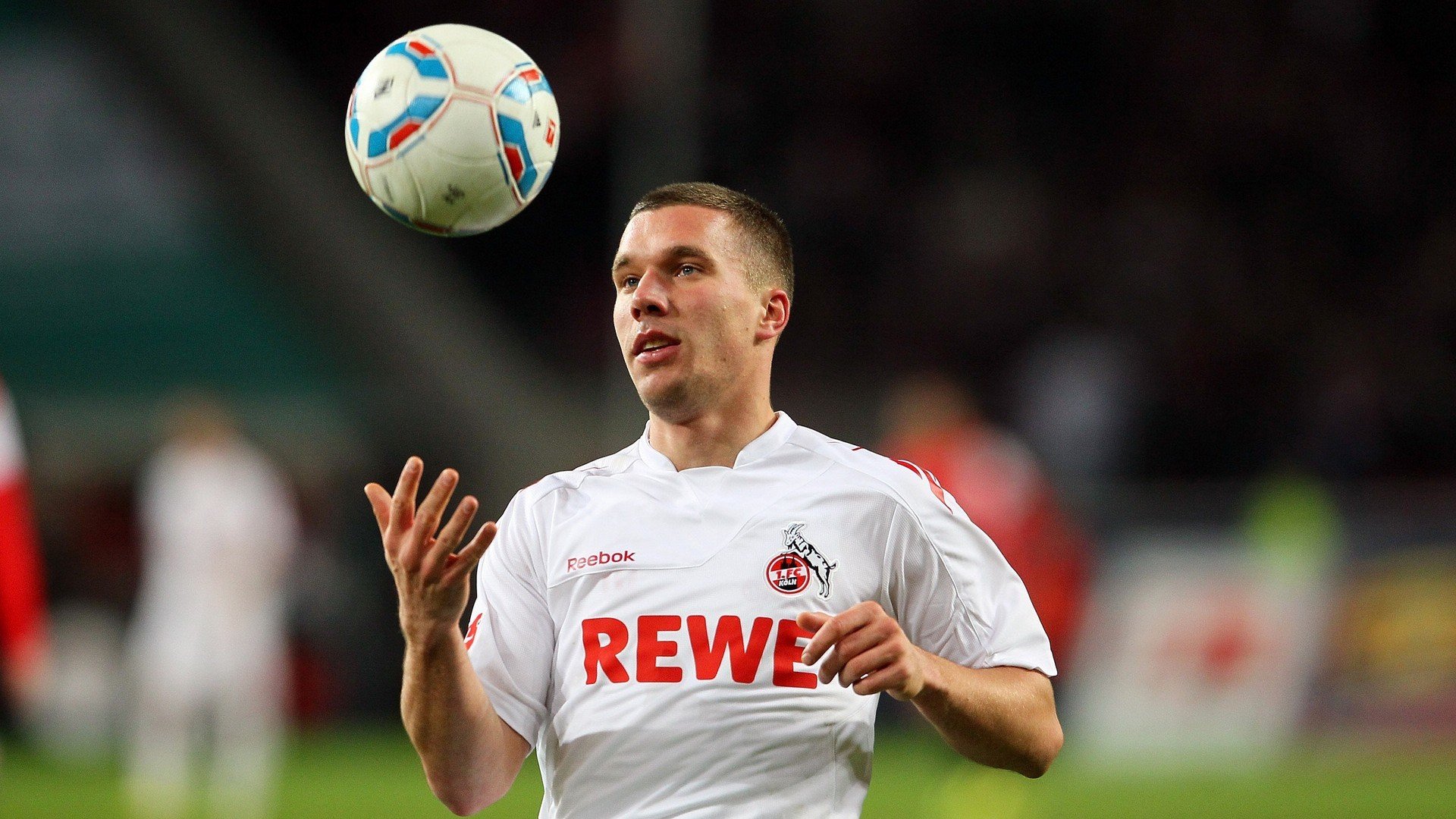 AYX SPORTS-锋线球员是否参与中场组织成为常态机制，什么叫锋线球员